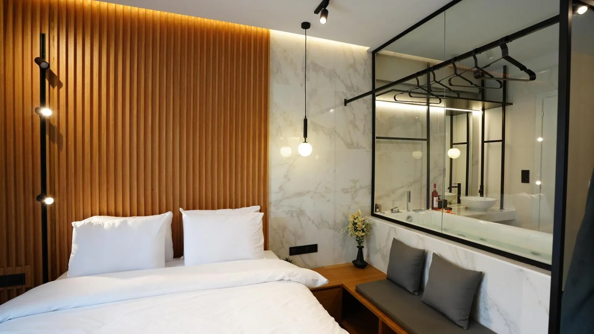 Luxury Suites With Jacuzzi By Sea&Thecity Θεσσαλονίκη