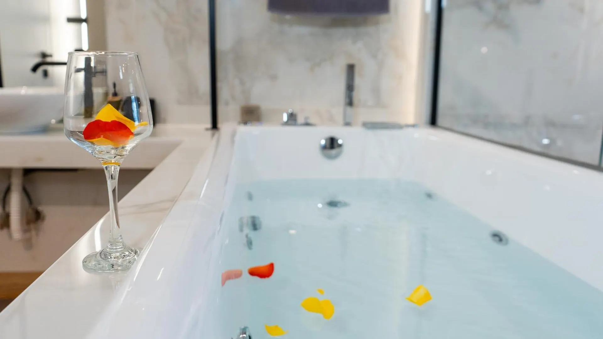 Διαμέρισμα Luxury Suites With Jacuzzi By Sea&Thecity Θεσσαλονίκη